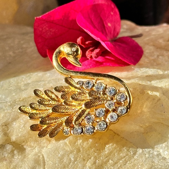 A Sparkly Gold Toned Swan with Beautiful Feathers Brooch - Picture 5 of 10